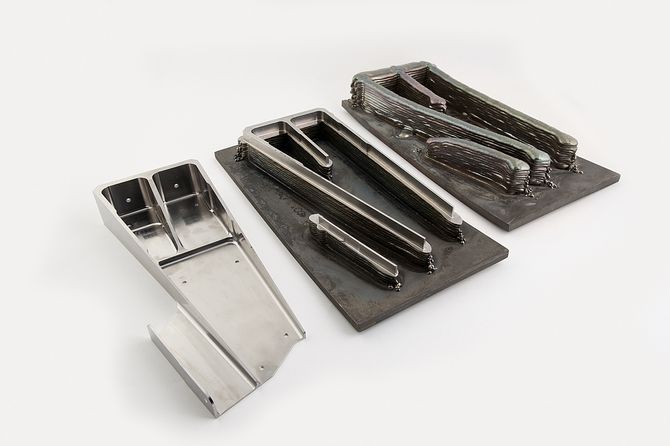 Ved bruk av additiv tilvirkning i produksjon av flydeler, mot tradisjonell støp, kan man eliminere opp til 70 tonn skrapmetall titan per kommersielle fly. Bildet viser behandlingen av gjenstanden fra 3D-printet titan til høyre og ferdig utfrest emne til vestre.