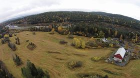 HER SKAL BEREDSSKAPSSENTERET BYGGES: Her på Taraldrud, sett fra fugleperspektiv, skal det nye beredsskapsenteret legges.