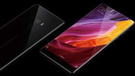 Heldekkende skjermer, her representert ved Xiaomi Mi MIX, kan bli enklere å lage med den nye, optiske fingeravtrykkleseren.