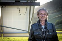 Energipark: Tore Neverås har bygd opp solcelle- og vindparken i hagen sin siden 2011.