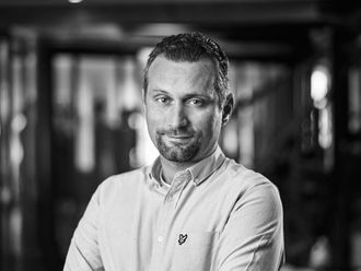 Espen Holje er daglig leder i Escio. Han sier at man ikke trenger å være i oslogryta for å lande de virkelig fete kundene. - At man jobber ute i distriktene betyr ikke at man ikke kan jobbe med de kule jobbene. Flere og flere flytter ut igjen av Oslo når de ser at de kan få kreative jobber også i hjemtraktene, konstaterer han til digi.no.