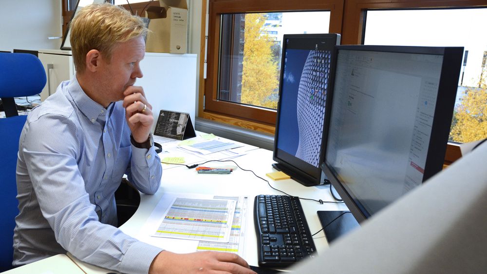 Pål Erik Kind i Hjellnes Consult klarer sjelden å legge jobb helt bort selv om han har ferie. Det er han ikke alene om. Mer enn hver tredje ingeniør sier at de jobber i ferien.