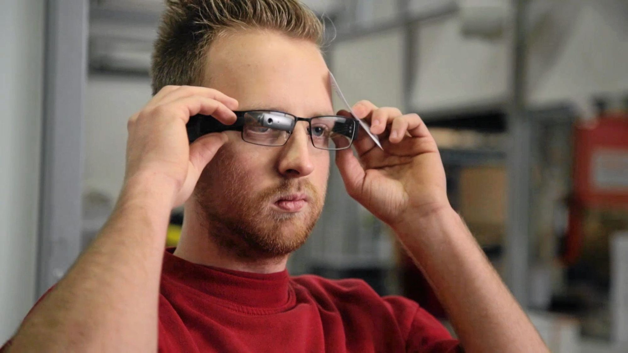 AUGMENTEDREALITY: Dissebrillene prøverDHL allerede ut,og gir lagermedarbeiderentilgang til bådeplukkliste ogvareplasseringrett i synsfeltet.