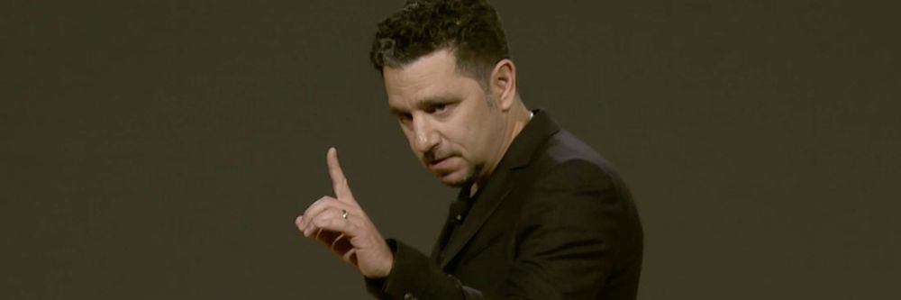 Panos Panay, sjefen for nye enheter, er på scenen.