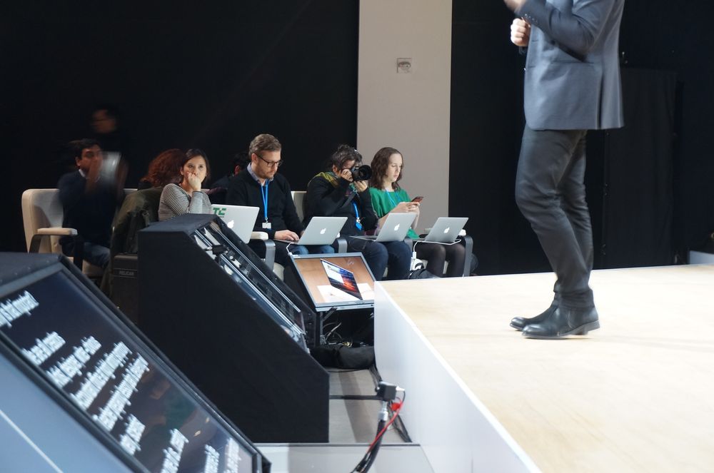 Store deler av den inviterte pressedelegasjonen rapporterte fra Windows 10-arrangementer ved hjelp av konkurrentens MacBook Pro.