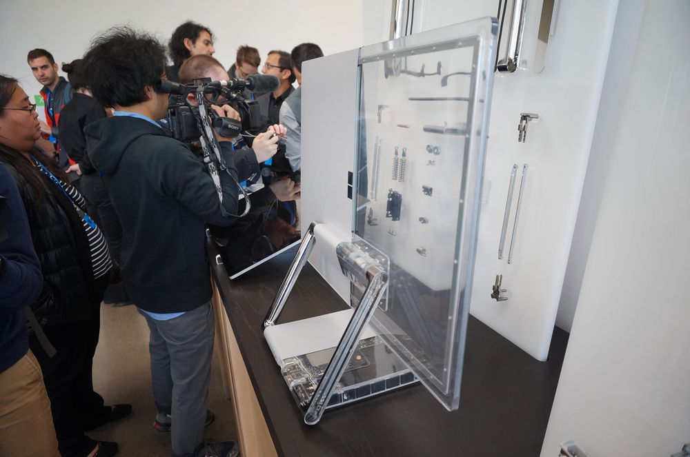 Slik ser Surface Studio ut med komponentene eksponert.