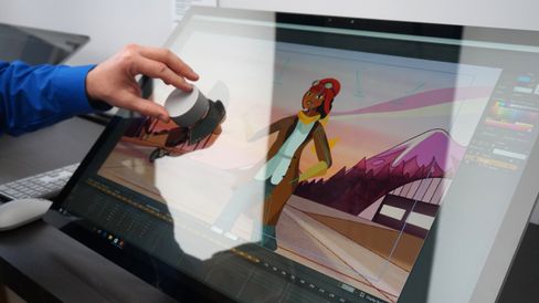 Surface Dial-hjulet lar deg skifte farger, penselstørrelse, verktøy eller annet. Legg merke til den særdeles blanke skjermen.
