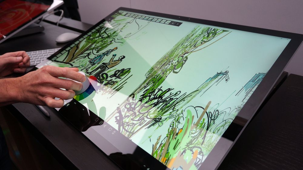 Surface Dial-hjulet lar deg skifte farger, penselstørrelse, verktøy eller annet. Det er tilsynelatende høyst konfigurerbart.