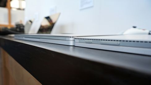 Det er ikke mye som skiller den nye og den eksisterende Surface Book. Noen ytterst få millimeter i tykkelse har den nye modellen lagt på seg, i tillegg til cirka 180 gram.