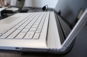 Book har lufteriller langs skjermen for å holde seg kjølig. Performance-modellen har også senket tastaturet bittelitt for å unngå at det dunker borti skjermpanelet.