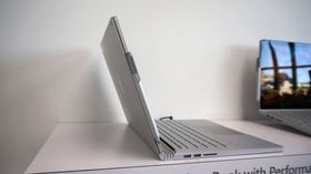 Performance Base-modellen av Surface Book skal klare 16 timer med videoavspilling før du må lade.