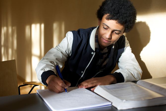 Den unge studenten setter alltid av ekstra tid til skolearbeid i helgene og mener selv at det høye nivået på studiet bare ham mer skjerpet.