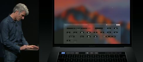 Craig Federighi viser frem hvordan Touch Bar kan tilpasses bruken fra scenen i Cupertino.