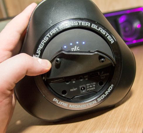 Høyttaleren fra Monster har subwoofere i bunnen, og et greit utvalg av tilkoblingsmuligheter. Batteri er bygget inn, og den tåler å bli regnet på.