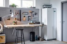 Ser ut som et kjøleskap: En moderne væske til vann varmepumpe tar ikke stort mer plass en et kjøleskap.