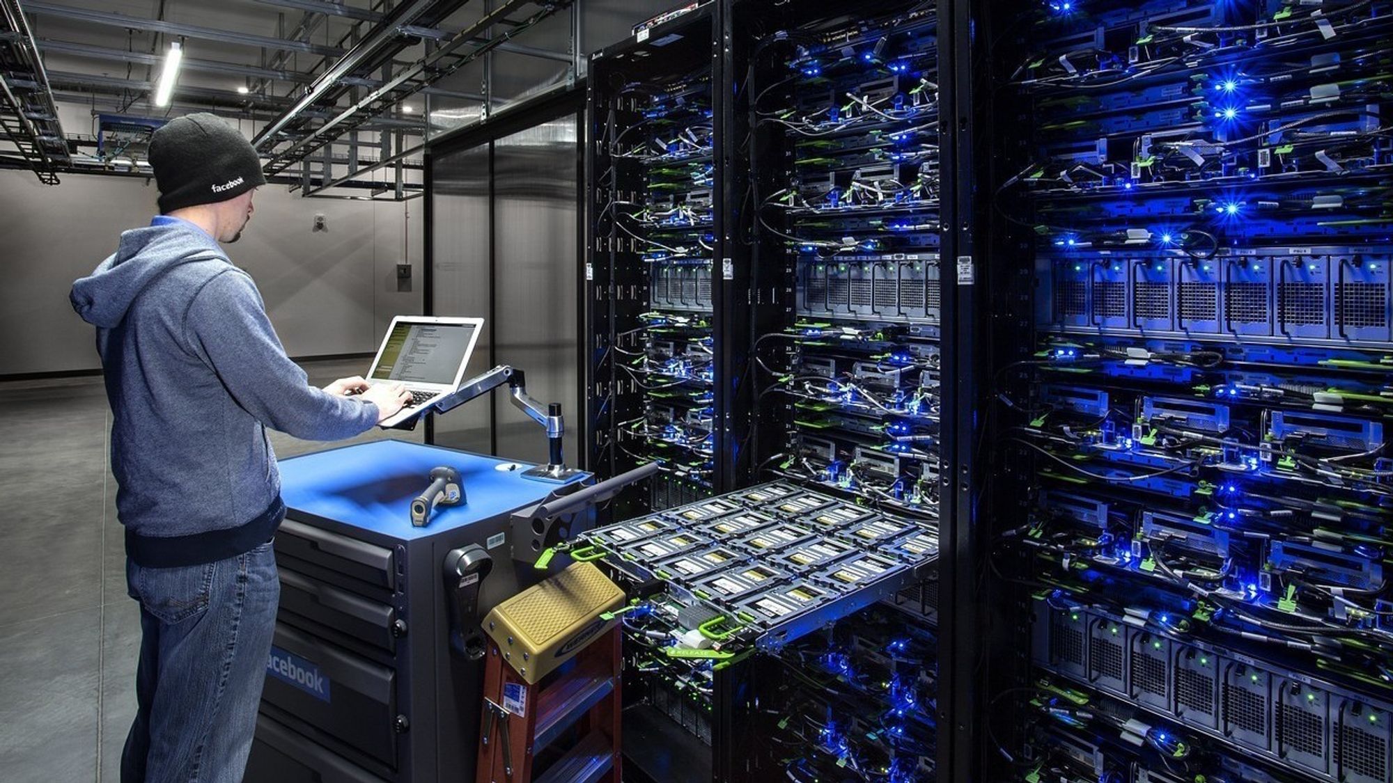 Facebook utvikler maskinvare til egne datasentraler, fremfor å kjøpe hyllevareprodukter. De deler design, tegninger, spesifikasjoner og informasjon om komponentene. Store deler av bransjen har sluttet seg til åpenhetsprosjektet.