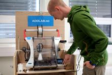Viktig for studentene: Geomatikkstudent Anders Hoel Nielsen prøver seg på en av de mindre printerne ved printerlaboratoriet.