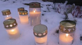 GRAVLYS: Mange synes det er hyggelig å tenne lys på graven til sine kjære, men man bør styre unna varianter som inneholder dyretalg.