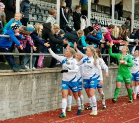 TAKKET FANSEN: Solveig Gulbrandsen og resten av KIL-damene takket de fremmøtte etter kampen.