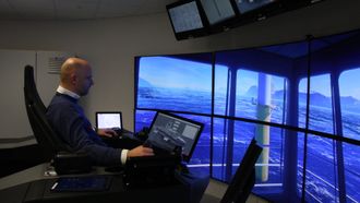 Senioringeniør Bjørnar Vik i automasjonslaboratoriet til Rolls-Royce i Ålesund. Det er her Rolls-Royce legger hovedvekten på sin forskning og utvikling av framtidas mannskapsfrie skip.