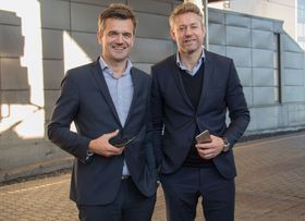 Både Rune Garborg, konserndirektør i Vipps og Emil Eike, kommersiell direktør i Flytoget, er svært fornøyde med hvor fort de har fått igang det nye pilotprosjektet.