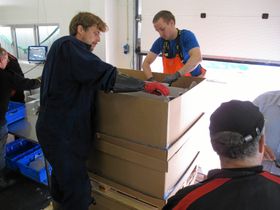 PAKKING: Levende kongekrabber pakkes i store esker med fuktige mellomlegg før transporten mellom Finnmark og Akershus.