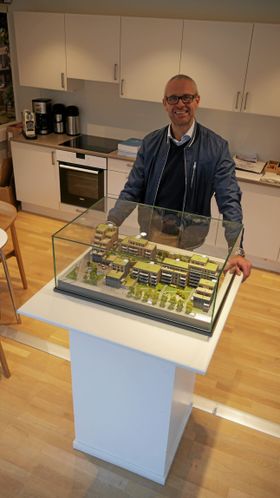 OPTIMISTISK: Megler Ingar Pedersen i Eiendomsmegler1 melder om stor interesse for leilighetene på GreverudTorget.