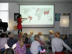 BESØKTE HJEMPLASSEN: Illustratør og barnebokforfatter Lisa Aisato har besøkt hjemkommunen med et foredrag for første gang.