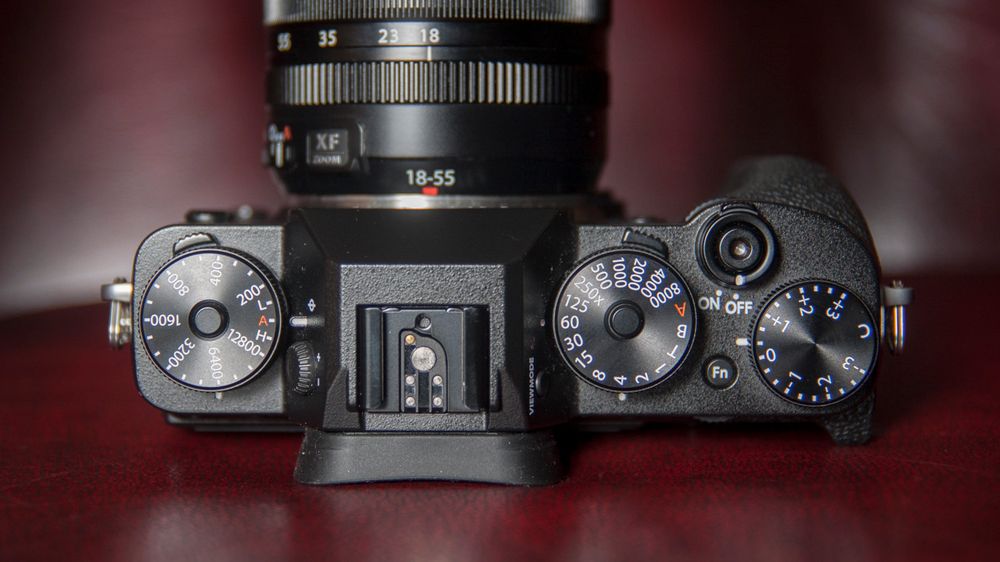 Fujifilms retrobetjening krever litt mer av fotografen, men er ypperlig når du mestrer den.