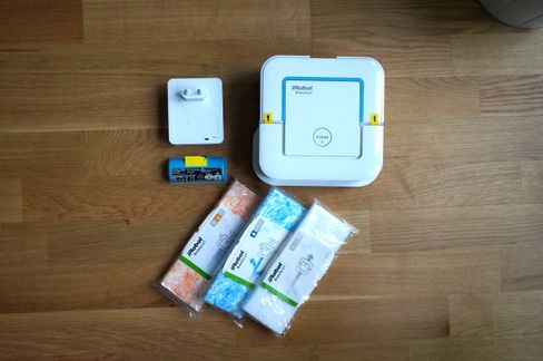 Innholdet i pakken: Roboten, batteri, lader og to hver av de tre typene med kluter/mopper.