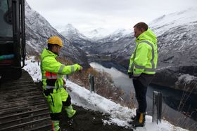 En luftig arbeidsplass. Frank Hole t.v. og Per Ove Nydal.