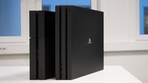 Den gamle PlayStation 4-konsollen er litt mindre enn PlayStation 4 Pro, men ikke mye.