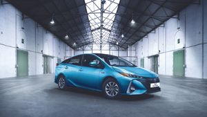 2016_Prius_Plugin_Aqua__09.300x169.jpg