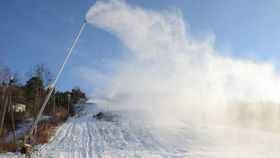 FULL FRES: Snøkanonene går for fullt i Ingierkollen Slalåmsenter.