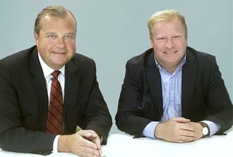 Evry med konsernsjef (fra v.) Björn Ivroth i spissen får fornyet tillit av administrerende direktør Jon Oluf Brodersen og Sparebank 1 Banksamarbeidet DA.