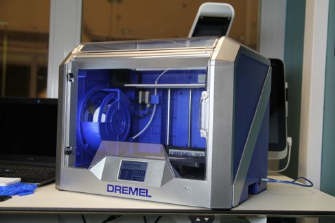 Dremel 3D40 Idea Builder er fysisk stor, den måler 515 mm x 406 mm x 394 mm og veier 16 kilo. Den har et maksimalt byggevolum på 255 mm x 155 mm x 170 mm, med en maksimal lagoppløsning på 0,1 mm eller 100 mikron.