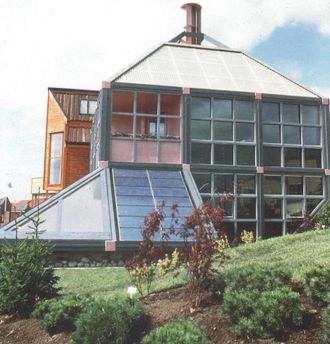 ”Chanelle” – Europas første moderne ny-fornybar-baserte nullenergihus. Solvarme, solstrøm, vind og kakkelovn. 1988. Foto: Arkitekt Harald N. Røstvik.