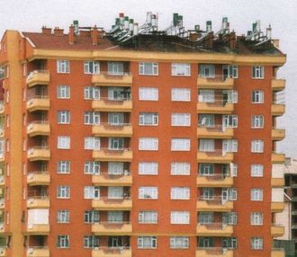 Et salig rot: Solpaneler på takene i syd Europa har lenge ødelagt den vakre skyline. Det er ikke slik vi vil ha det. Arkitekter og byplanmyndigheter må engasjere seg for å hindre dette, skriver artikkelforfatteren. Foto: Harald Røstvik
