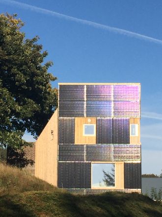 Randaberg: Dette plusshuset bruker solmoduler på alle vegger mot sydøst og sydvest. Det energieffektive bygget produserer mer solstrøm enn det årlige totale energibehovet på 5 000 kWh.
