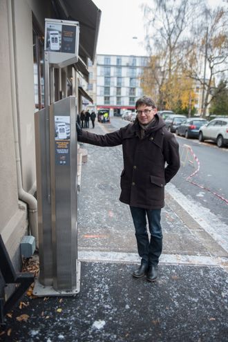 LENER SEG PÅ PARKERINGSAUTOMATEN: Oslo kommune starter prøveprosjekt for smarte parkeringsplasser, som blant anent skal gjøre automatisert parkeringsbetaling mulig. Enn så lenge må likevel Oslo-borgerne betale på vanlig vis.