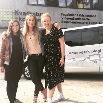 Ellen Therese Rasmussen, Sunniva Rose og Synne Uddmo Ask er blant de unge kvinnelige teknologiutdannede, som har reist rundt i landet med en «Jenter og teknologi»-buss, for å overbivse unge jenter om å velge ingeniørfag.