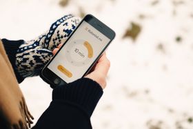 BESTILL BILEN MED MOBILEN: Med noen enkle trykk på din mobil skal du i nær fremtid kunne bestille matlevering på døren. Foto: KOLONIAL.NO.