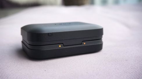 Etuiet har to små LED-lamper som sier noe om batteristatusen til ørepluggene. Du kan også enkelt sjekke batteriet i Jabra Sport-appen.