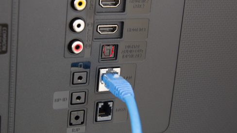 Nye tider: Flere TV-er kan hente innhold rett fra IP-nettet, og trenger ikke spesiallagde koaksialnettverk og dekodere lenger.
