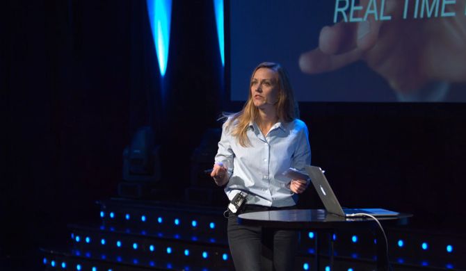 Catharina Nes fra Datatilsynet blant annet om forbrukernes manglende muligheter til å velge hvilke betingelser de vil godta når de tar i bruk en tjeneste. I at er det stort sett alt eller ingenting.