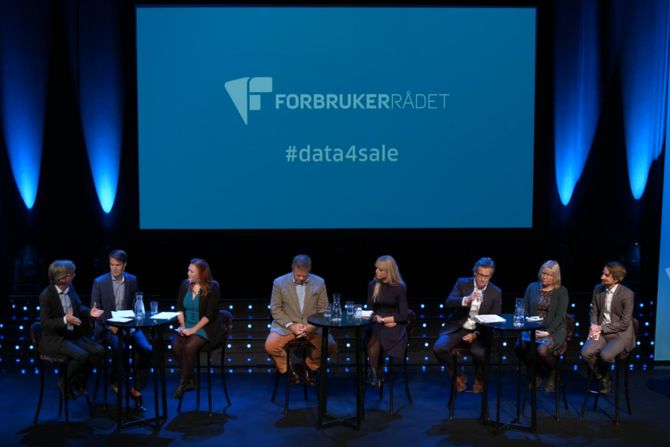 Debattpanelet under Forbrukerrådets Data4Safe-seminar i 2016. Fra venstre Paul Chaffey, Torstein Tvedt Solberg, ordstyrer Jennifer Baker fra Ars Technica, Jon Wessel Aas. Ingvild Næss, Bjørn Erik Thon, Bente Øverli og Finn Myrstad.