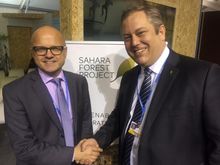Klimaminister Vidar Helgesen (t.v.) har kunngjort at han bevilger ytterligere 5,6 millioner kroner til Sahara Forest Project, som ledes av Joakim Hauge (t.v.).