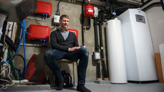 Det tekniske rommet inneholder blant annet varmepumpen og styringssytemet for solcelleanlegget.