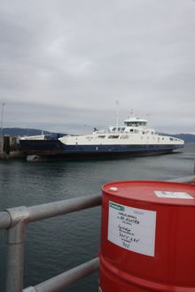 MF Korsfjord er en av to LNG-ferger som går mellom Flakk og Rørvik for Fjord1. I forgrunnen: Tønne for farlig avfall fra Norges første LNG-ferge, Glutra (2000).