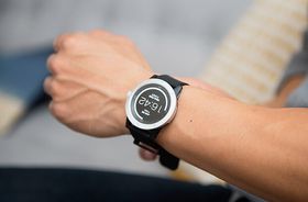 Designmessig er klokken noen hakk raffere enn mange andre rimelige smartklokker og aktivitetsmålere. Den koster rundt 800 kroner fra produsent, før frakt og avgifter.